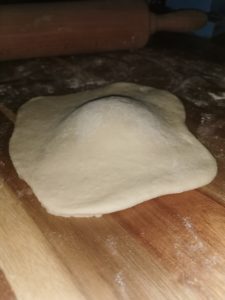 étape 1 du naan fromage : étaler la pâte