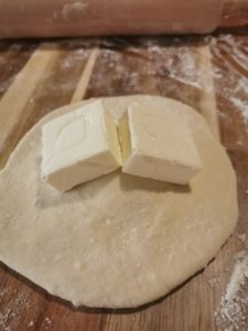 étape 2 du naan fromage : poser les fromages sur la pâte étalée